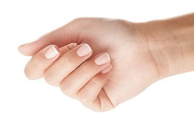 dłoń z ładnymi paznokciami