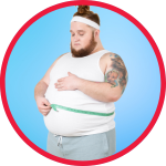 Mężczyzna z nadwagą mierzy obwód talii